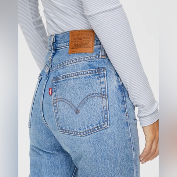 Levi’s Wedgie Straight Distressed Jeans in Light Wash Size 24 - Picture 4 of 13